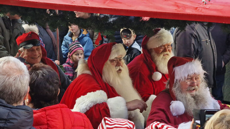 Tønder eröffnet den Weihnachtsmarkt – Einzug der Weihnachtsmänner in die Stadt – Fotos und Video